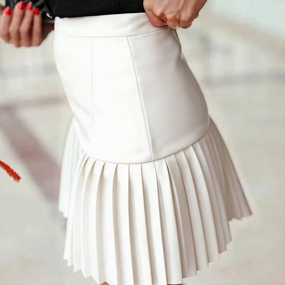 Women's Minimalist Pleated A-Line Fabric Design Mini Skirt White - Picture 2 of 5